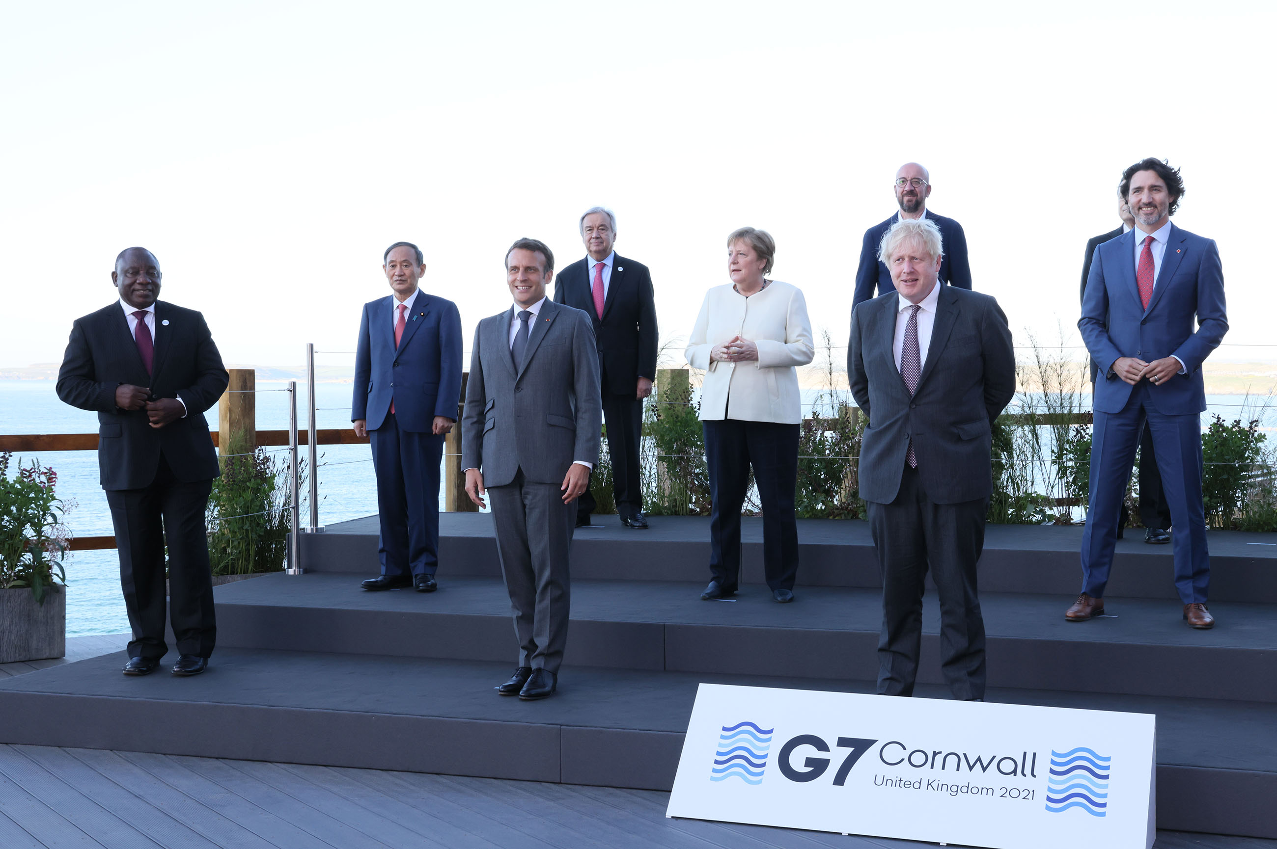 Photograph of the group photograph session with the leaders of the G7 members and guest countries (3)