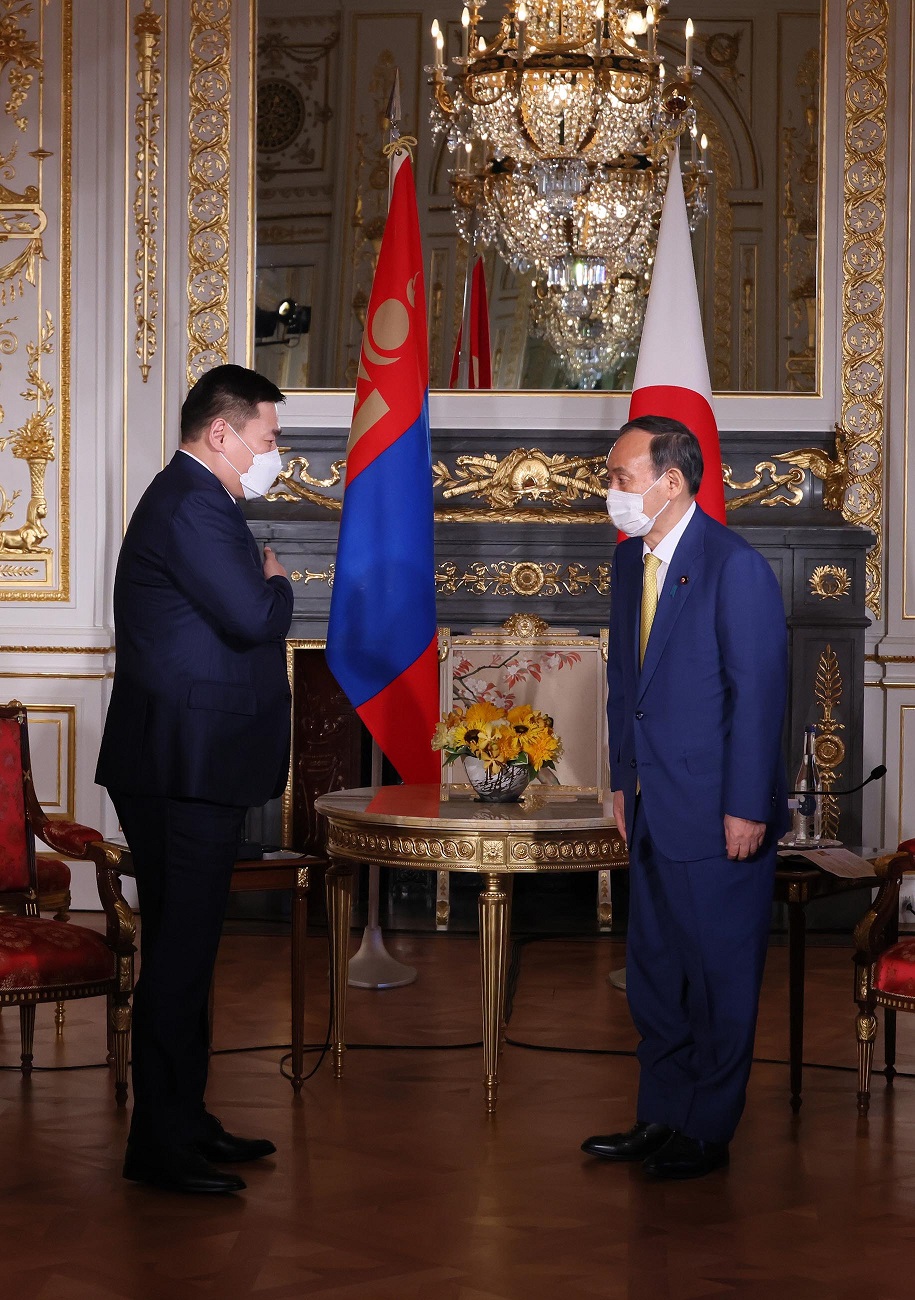 Photograph of the Prime Minister holding a meeting with Prime Minister Oyun-Erdene of Mongolia (1)
