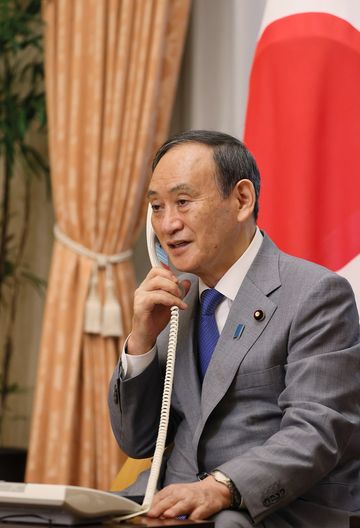 Photograph of the Prime Minister making the congratulatory telephone call to judoka Takato (2)