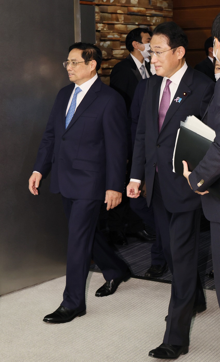 Photograph of the two leaders attending the Japan-Viet Nam Summit Meeting