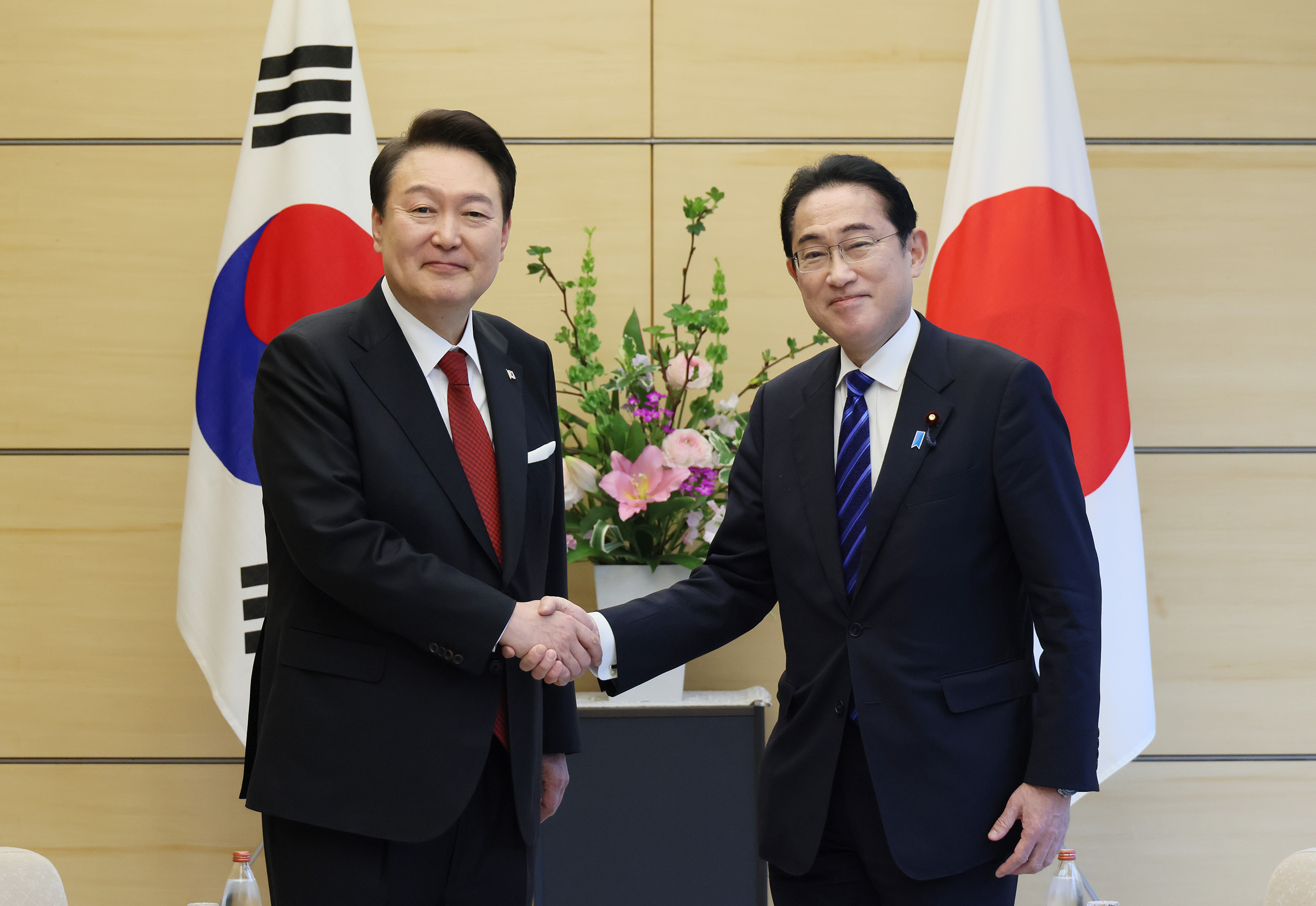 Japan-ROK summit meeting (small-group meeting) (1)