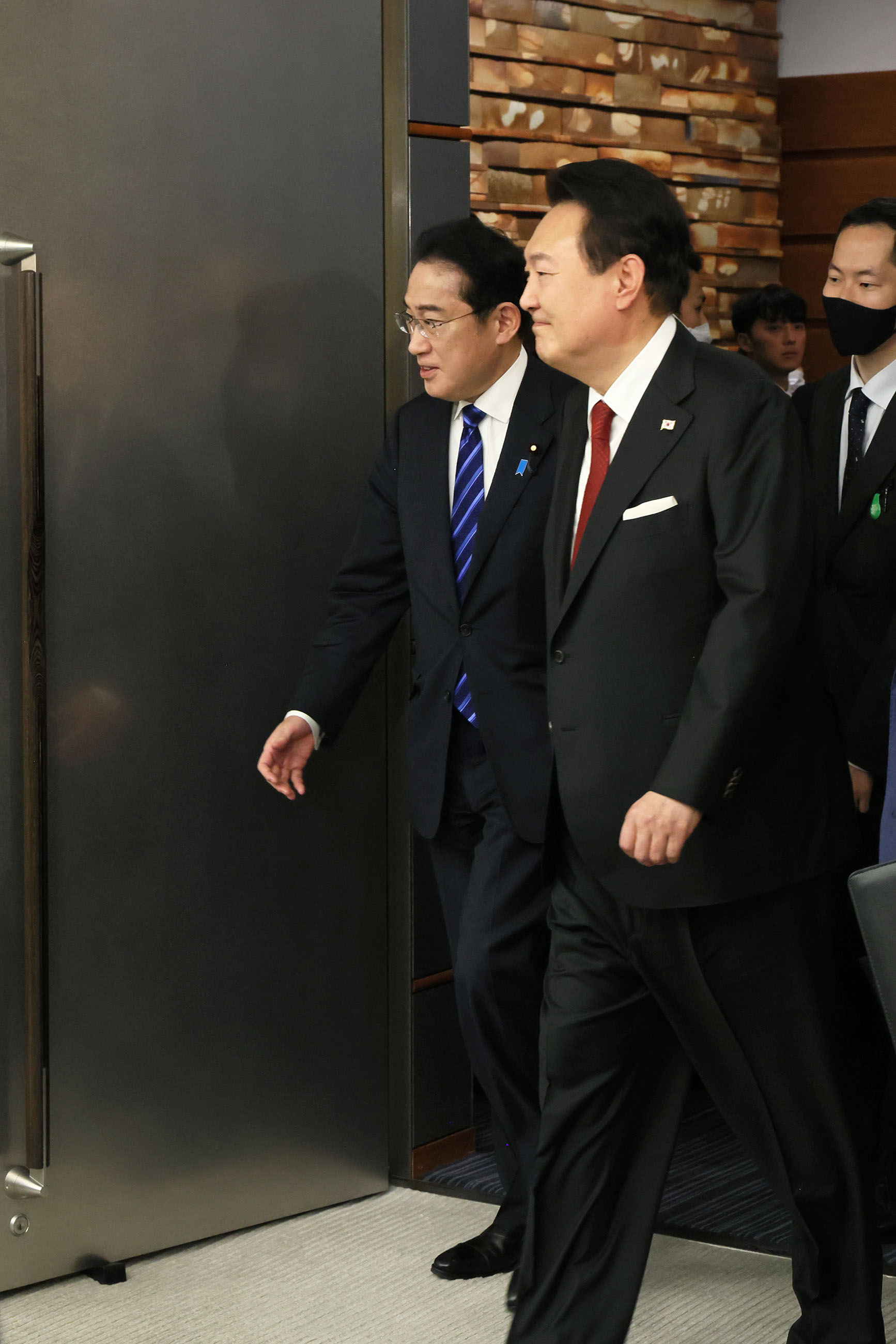 Leaders heading to the Japan-ROK summit meeting (plenary meeting)