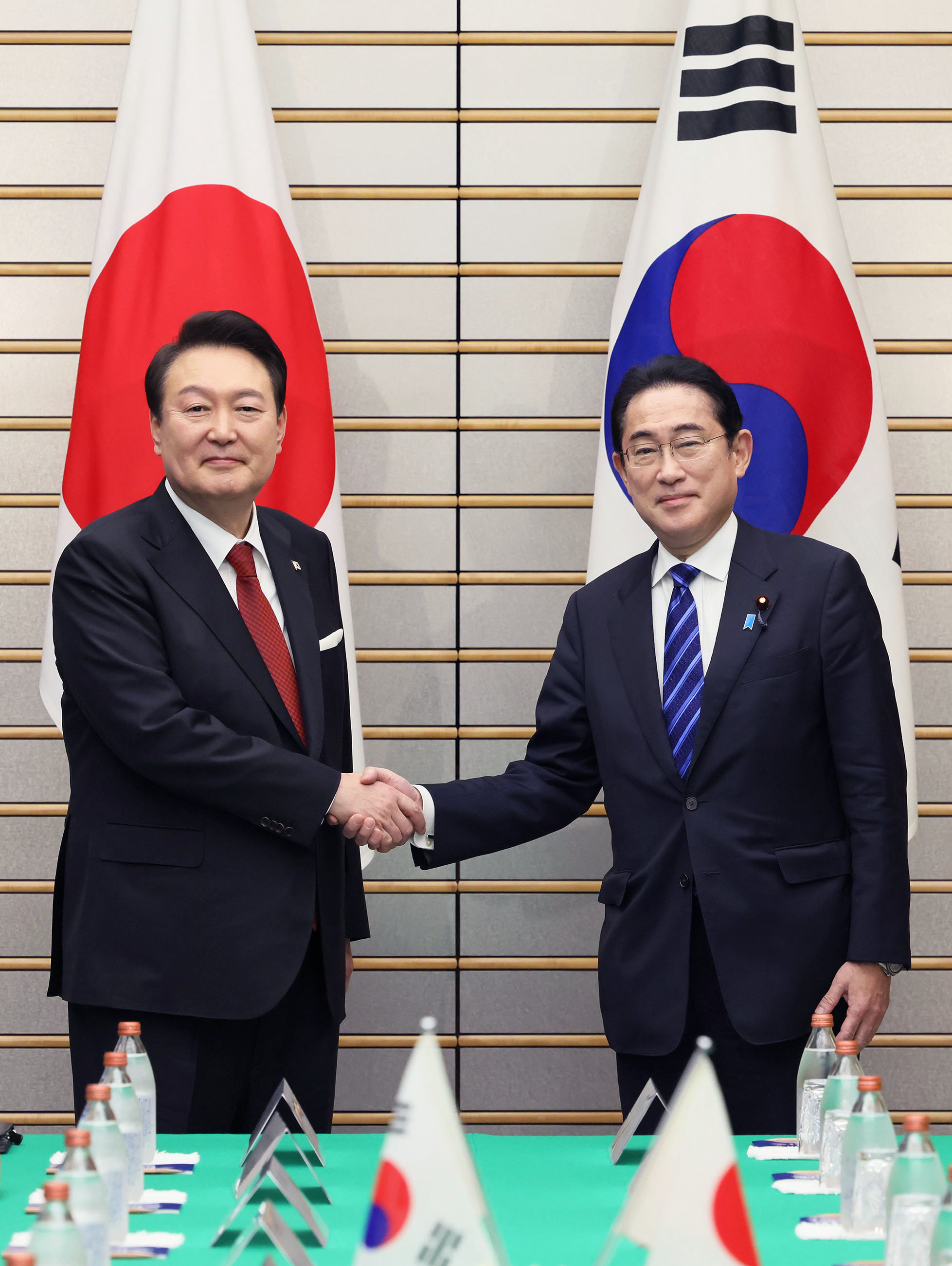 Japan-ROK summit meeting (plenary meeting) (3)