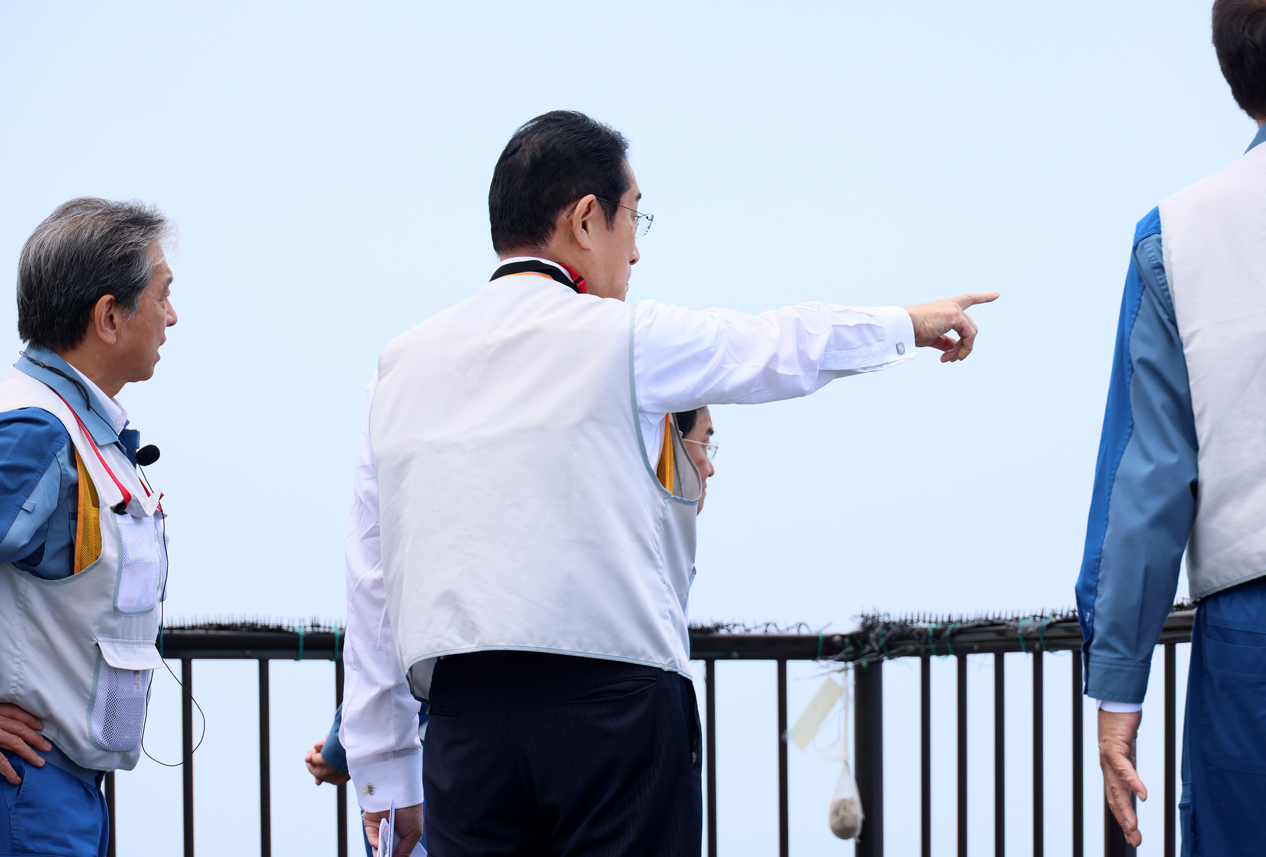 Prime Minister Kishida observing the facilities for discharging treated water into the ocean (2)