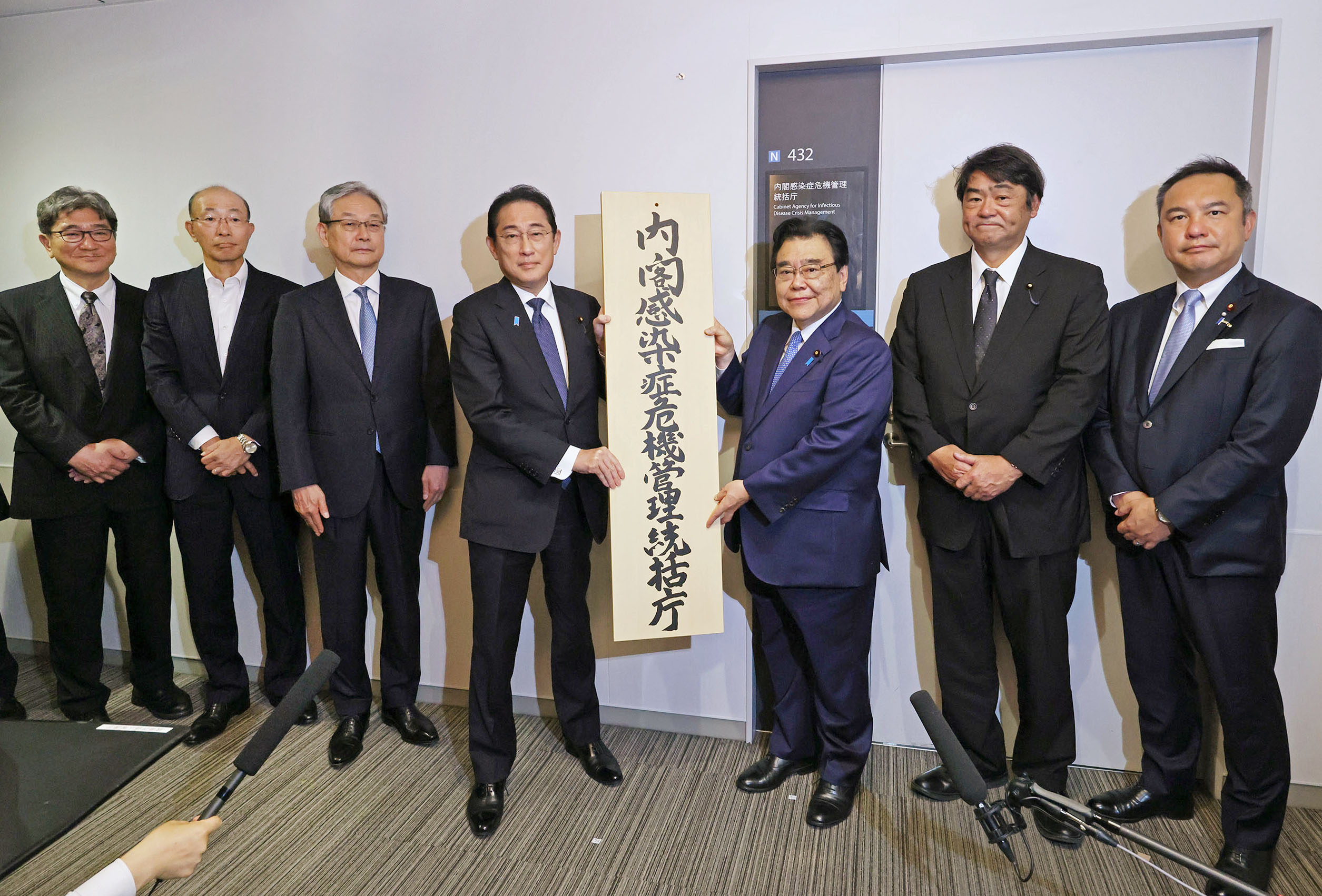 Prime Minister Kishida installing a signboard (1)