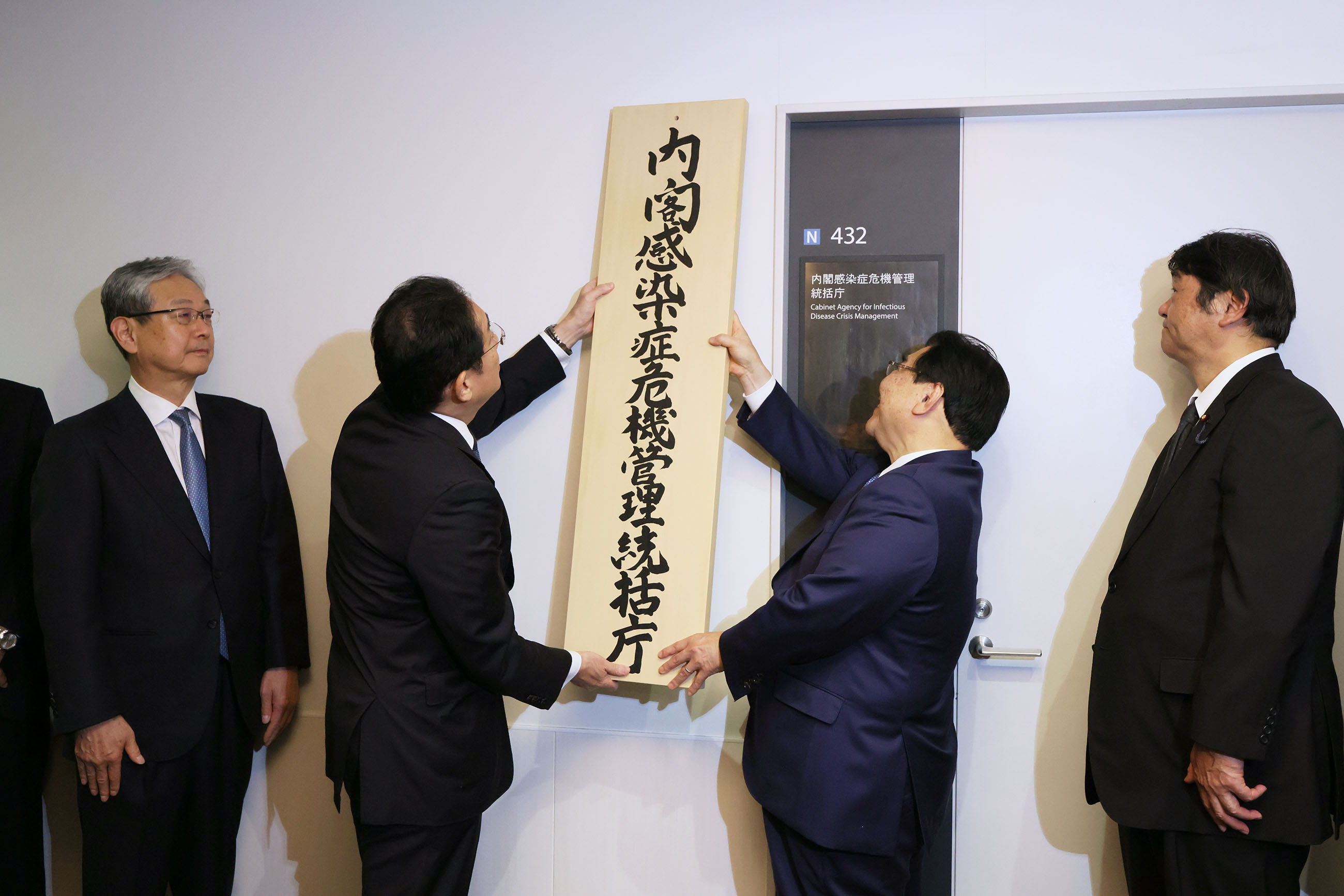 Prime Minister Kishida installing a signboard (2)