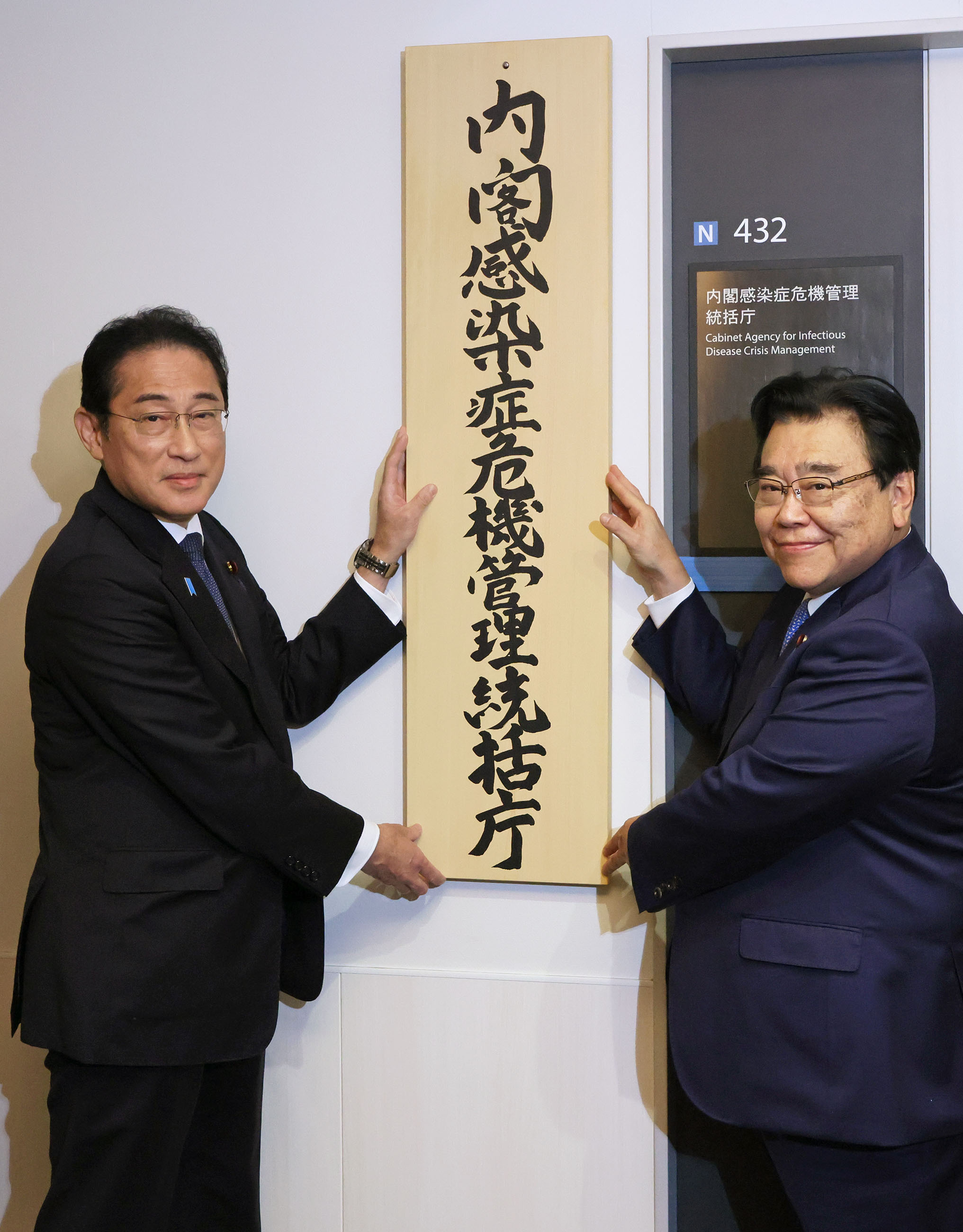 Prime Minister Kishida installing a signboard (3)
