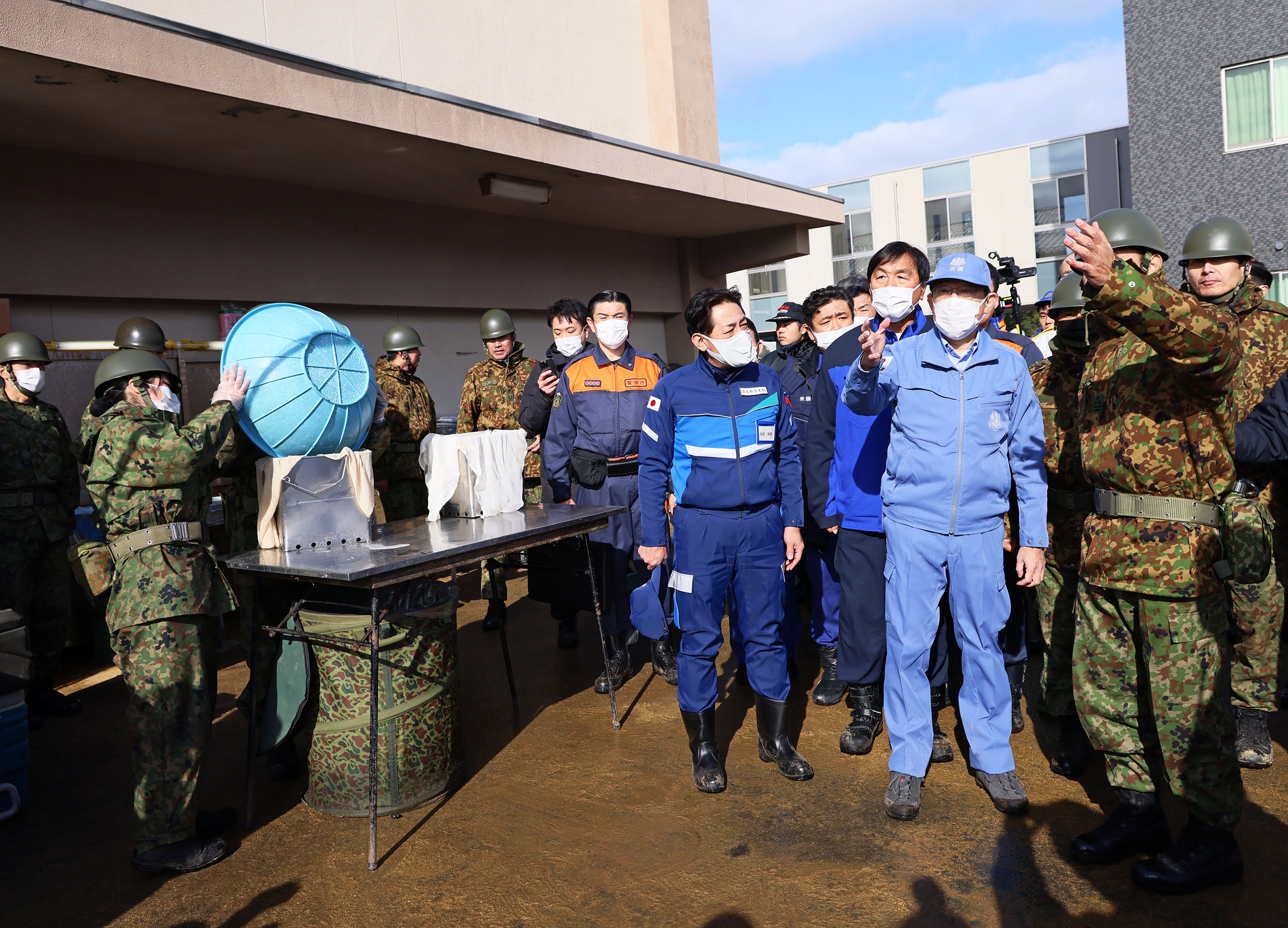 Prime Minister Kishida visiting evacuation centers (4)