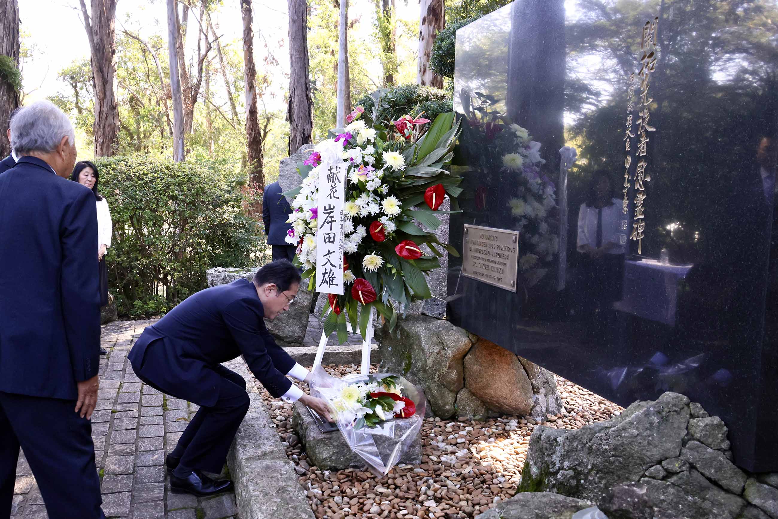 Prime Minister Kishida offering flowers and prayers at the Mausoleum of Pioneers of Japanese Immigration