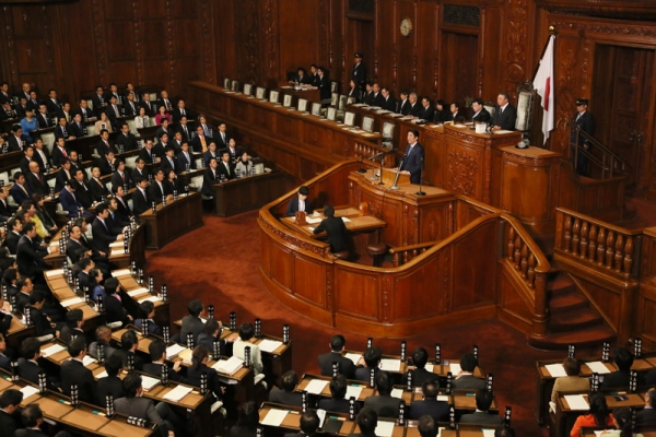 Photograph of the Prime Minister making a statement at the plenary session of the House of Representatives (2)