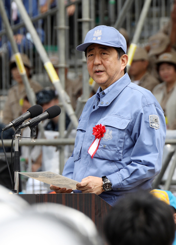 Photograph of the Prime Minister delivering an address during joint disaster prevention drills by the nine municipalities in the Kanto region (1)