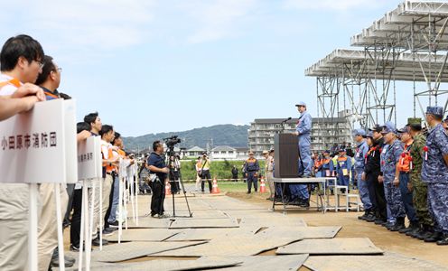 Photograph of the Prime Minister delivering an address during joint disaster prevention drills by the nine municipalities in the Kanto region (2)