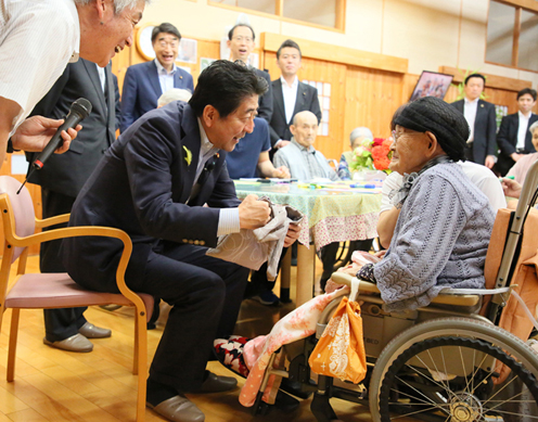 Photograph of the Prime Minister visiting a special nursing home for the elderly (1)
