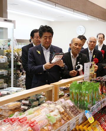 Photograph of the Prime Minister visiting Tonya no Sato