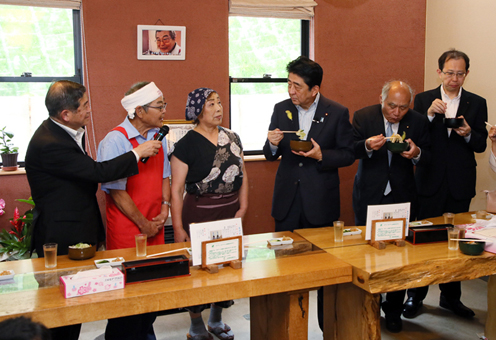 Photograph of the Prime Minister visiting a hand-made udon restaurant
