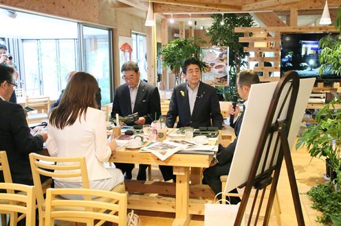 Photograph of the Prime Minister visiting a café