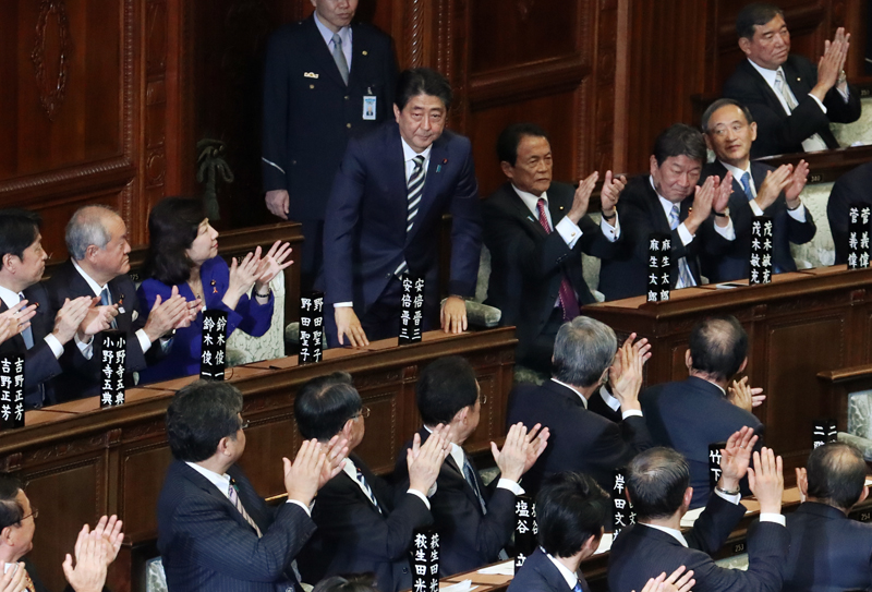 Photograph of Prime Minister Abe when designated at the Diet (1)
