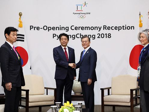 Photograph of the Prime Minister shaking hands with the President of the Republic of Korea (2)