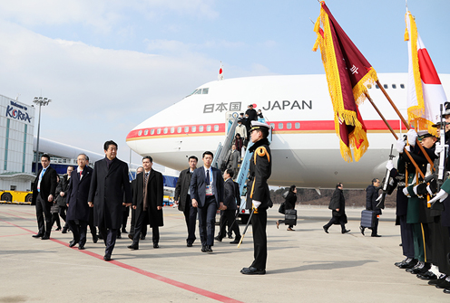 Photograph of the Prime Minister arriving in the Republic of Korea
