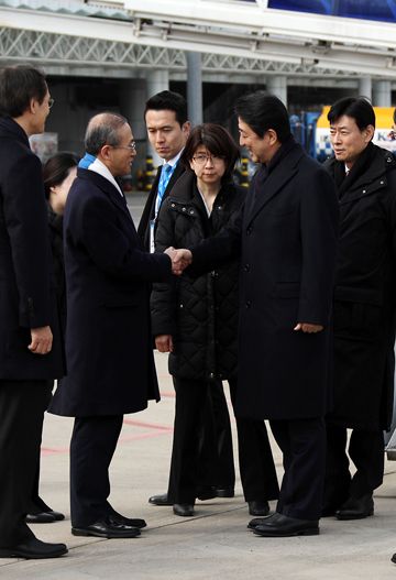 Photograph of the Prime Minister being welcomed