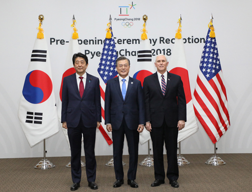 Photograph of the Japan-U.S.-ROK photo session (1)