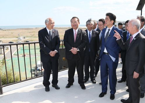 Photograph of the Prime Minister visiting the planned site for the Ishinomaki-minamihama Tsunami Memorial Park (2)