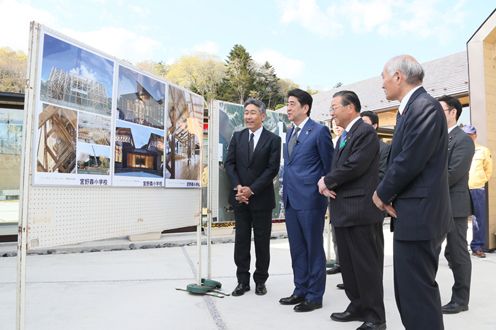 Photograph of the Prime Minister visiting Miyanomori Elementary School in Higashimatsushima City (2)