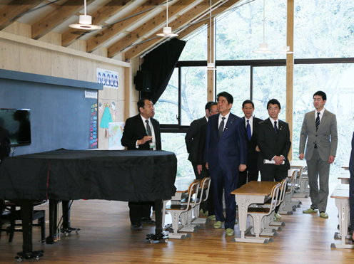 Photograph of the Prime Minister visiting Miyanomori Elementary School in Higashimatsushima City (3)