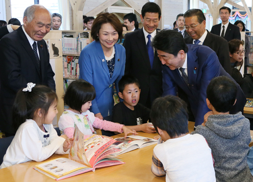 Photograph of the Prime Minister visiting Miyanomori Elementary School in Higashimatsushima City (4)