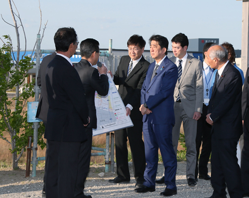 Photograph of the Prime Minister observing a land readjustment project in the Yuriage area of Natori City