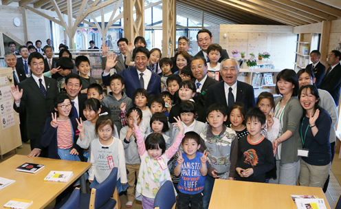 Photograph of the Prime Minister visiting Miyanomori Elementary School in Higashimatsushima City (1)