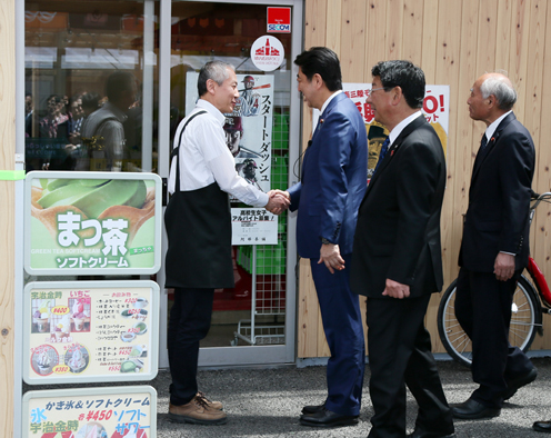 Photograph of the Prime Minister visiting a shopping center in Minamisanriku Town (1)