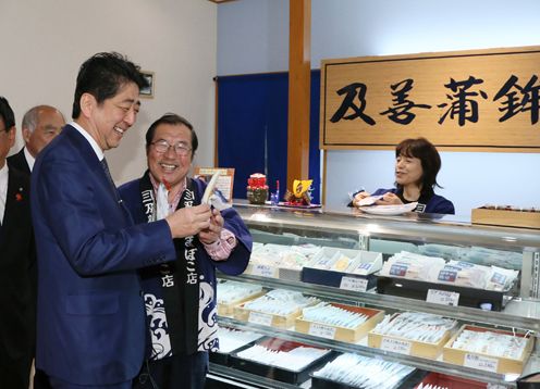Photograph of the Prime Minister visiting a shopping center in Minamisanriku Town (2)