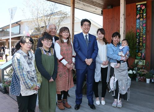 Photograph of the Prime Minister visiting a commercial area in Onagawa Town (1)