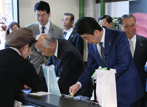 Photograph of the Prime Minister visiting a commercial area in Onagawa Town (2)