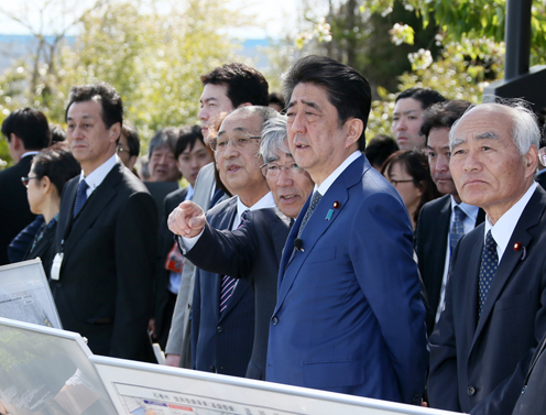 Photograph of the Prime Minister visiting the planned site for the Ishinomaki-minamihama Tsunami Memorial Park (1)