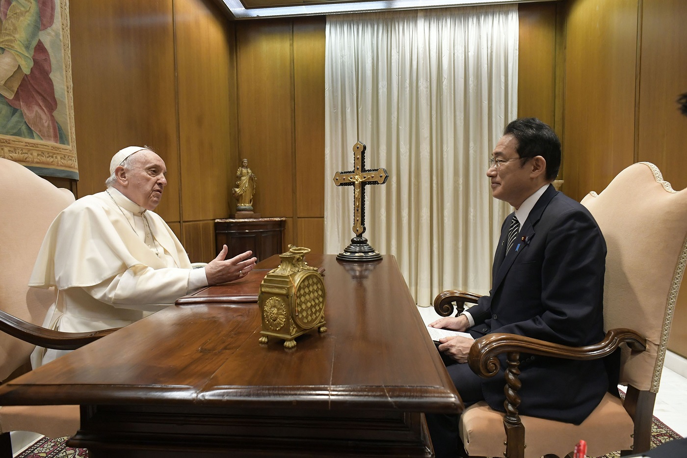 Photograph of the Prime Minister having an audience with Pope Francisco (photo courtesy of VaticanMedia) (1)