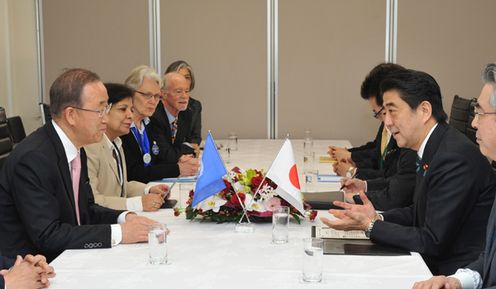 Photograph of Prime Minister Abe meeting with the UN Secretary-General