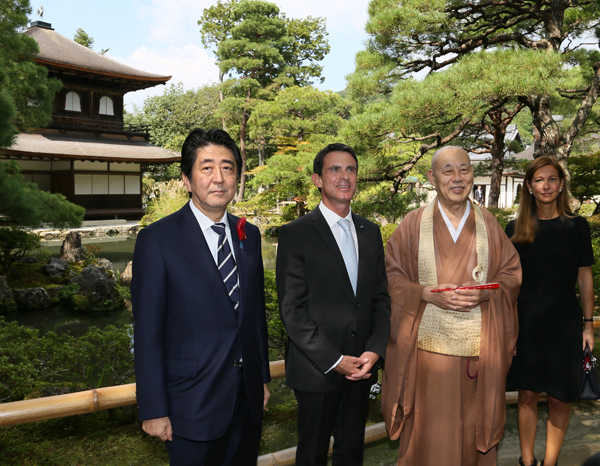 Photograph of both leaders visiting Ginkaku-ji Temple