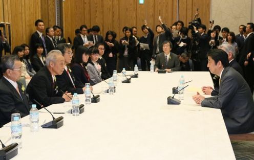 Photograph of the Prime Minister exchanging views with participants