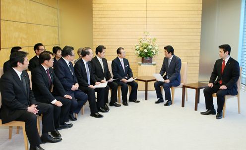Photograph of the Prime Minister receiving the written request (3)