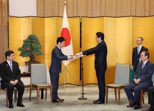 Photograph of the Prime Minister presenting a certificate of award
