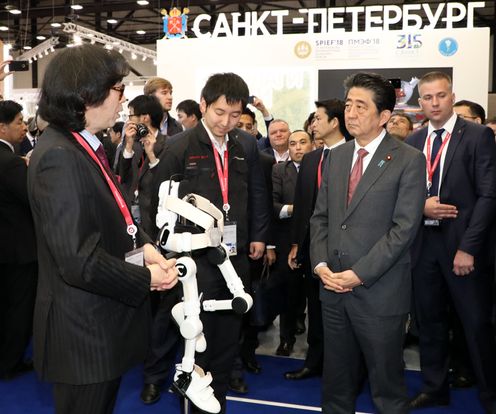 Photograph of the Prime Minister visiting the Japan Pavilion