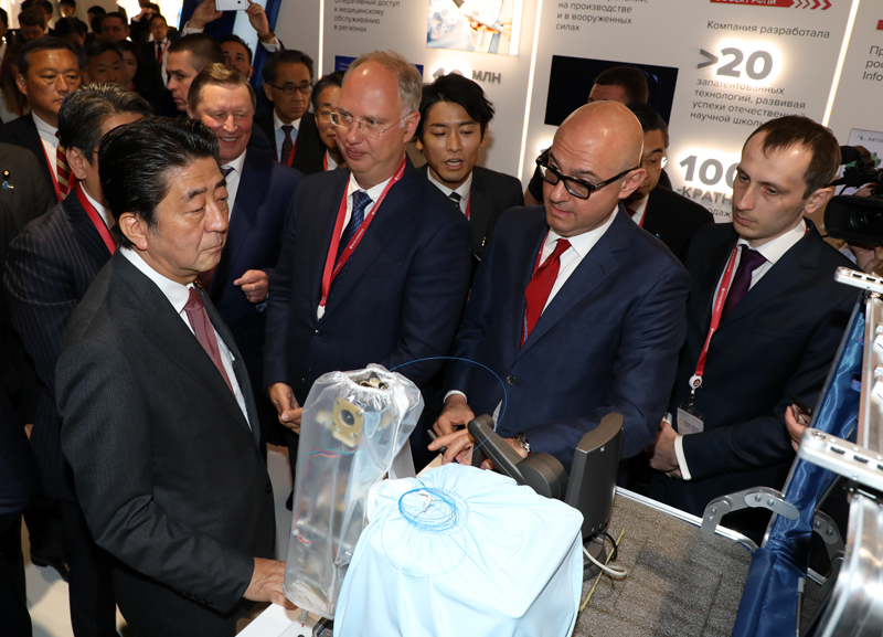 Photograph of the Prime Minister visiting the RDIF Pavilion