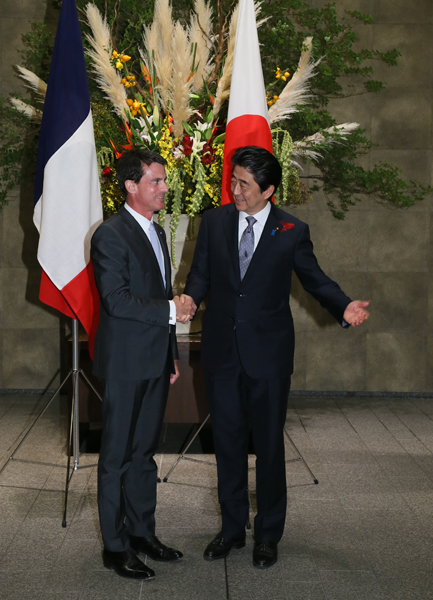 Photograph of the Prime Minister welcoming the Prime Minister of France