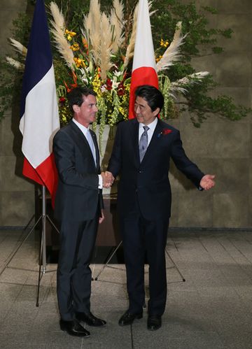 Photograph of the Prime Minister welcoming the Prime Minister of France