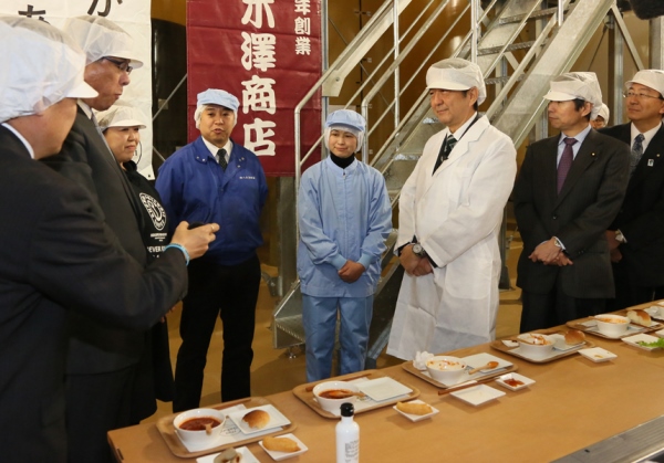 Photograph of the Prime Minister visiting a soy sauce brewing plant (1)