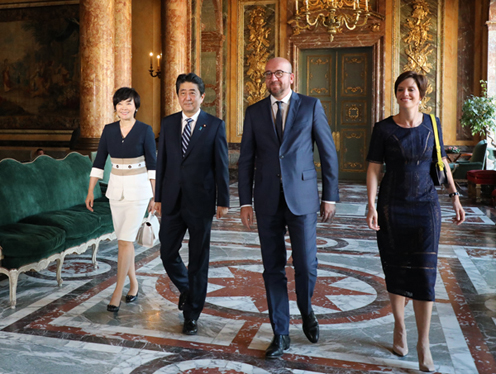 Photograph of the Prime Minister heading to the dinner with the Prime Minister of Belgium