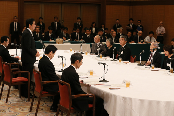 Photograph of the Prime Minister listening to requests by representatives of atomic bomb victims (2)