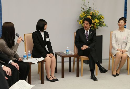 Photograph of the Prime Minister speaking with participants (2)